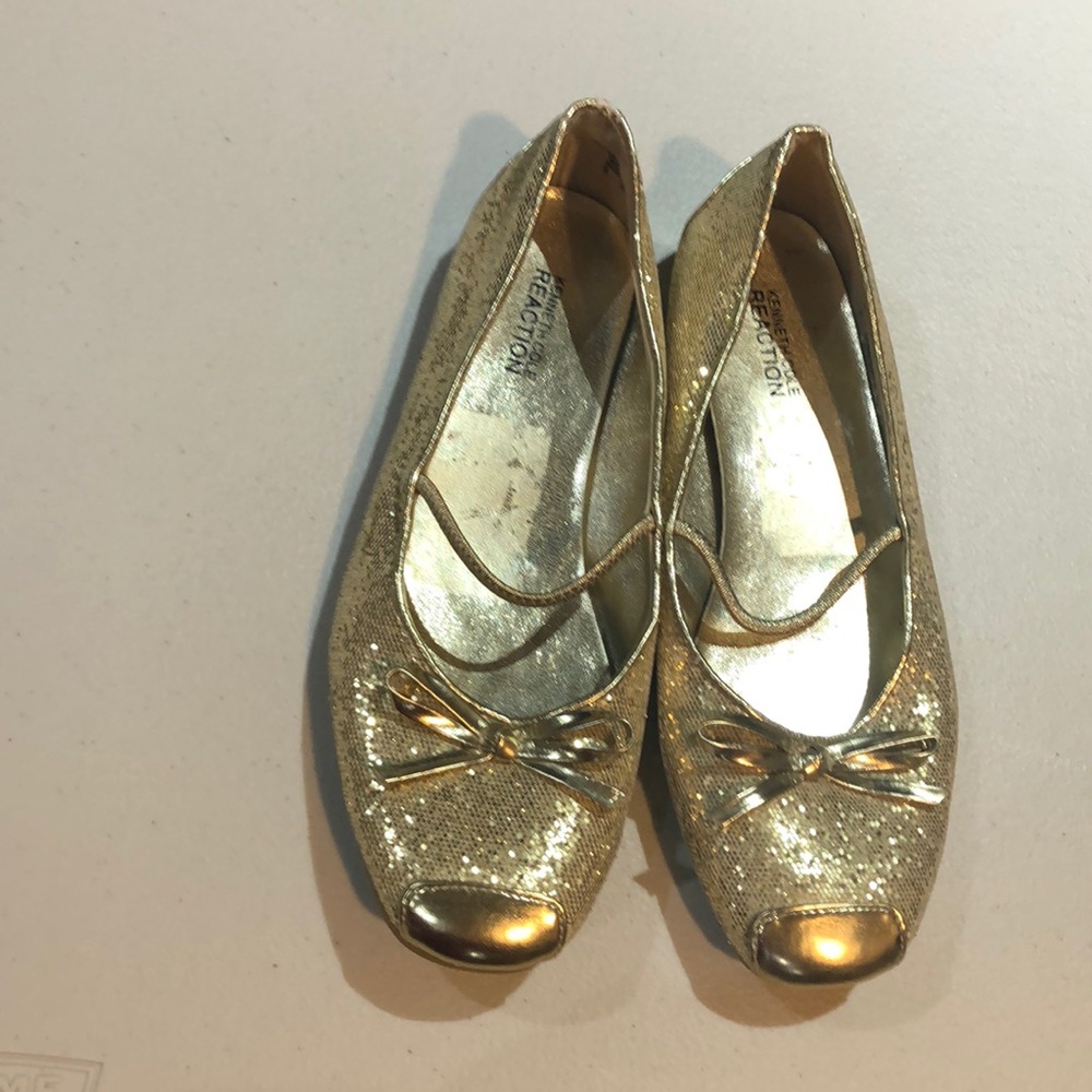EUC Kenneth Cole Reaction Gold Flats Size 6